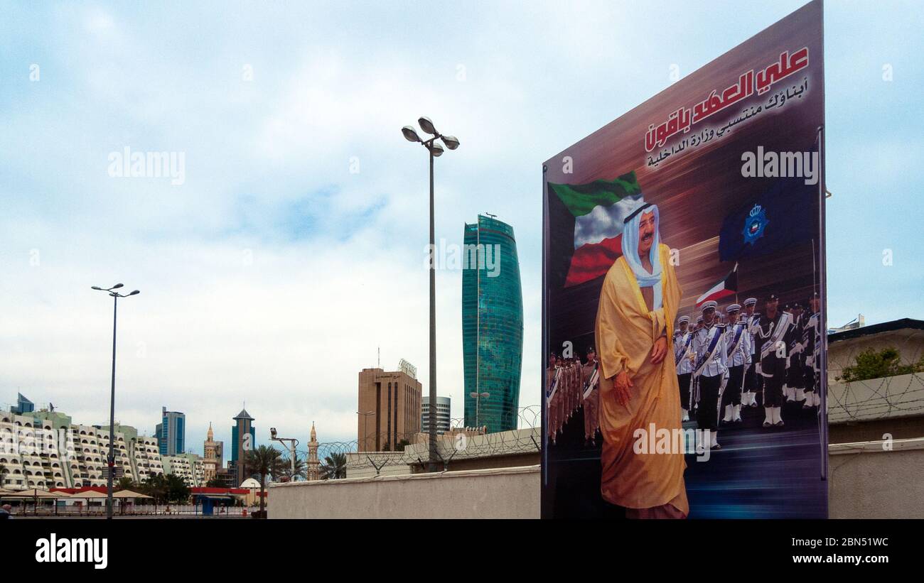 Kuwait-Stadt, Kuwait: Eine öffentliche Plakatwand von Sheikh Sabah Al Ahmad Al Jaber Al Sabah und die Gebäude des Stadtzentrums Stockfoto