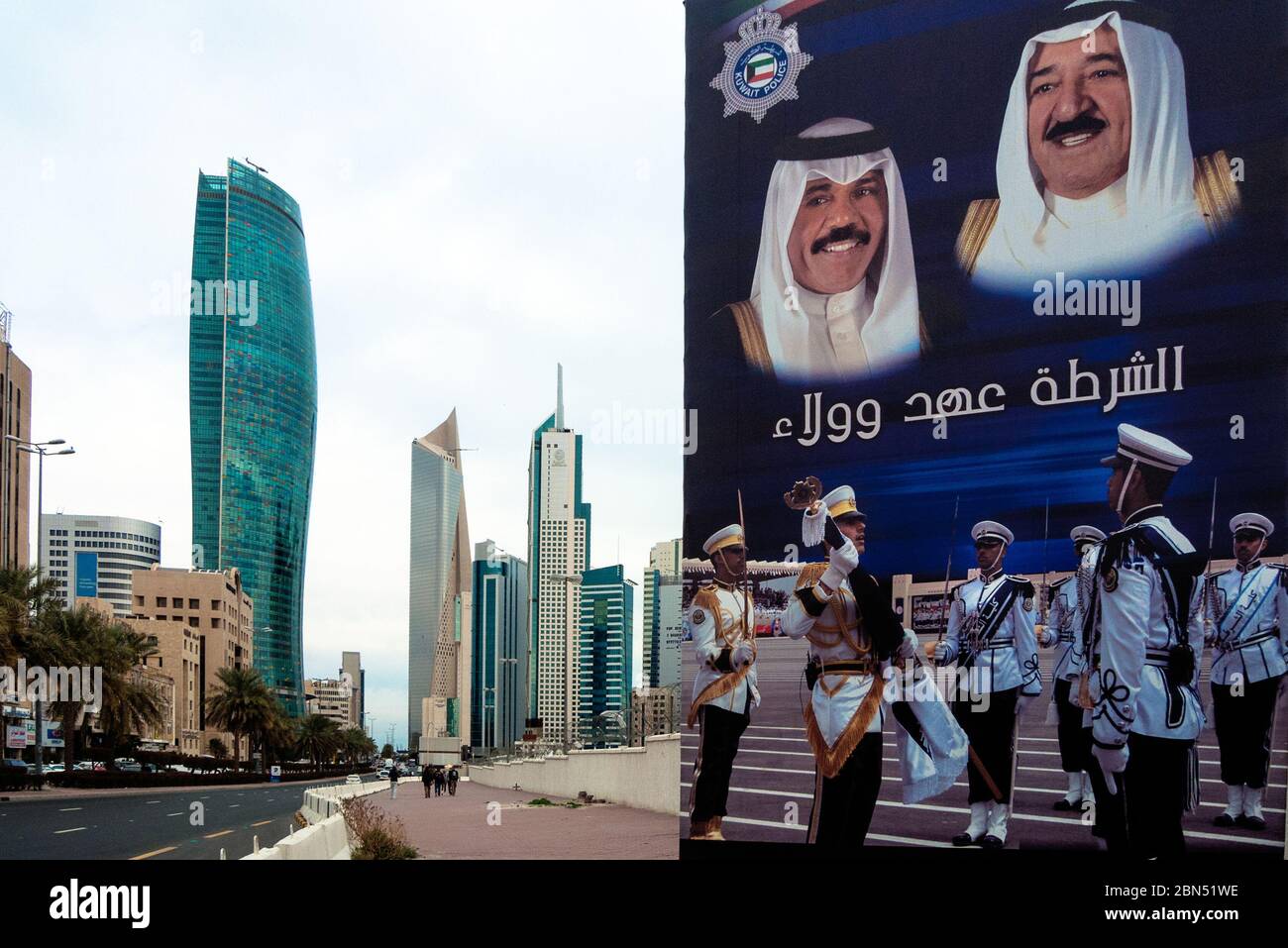 Kuwait-Stadt, Kuwait: Öffentliche Plakatwand des Kronprinzen Sheikh Nawaf Al Ahmed Al Jaber Al Sabah (links) und Sheikh Sabah Al Ahmad Al Jaber Al Sabah (rechts) Stockfoto