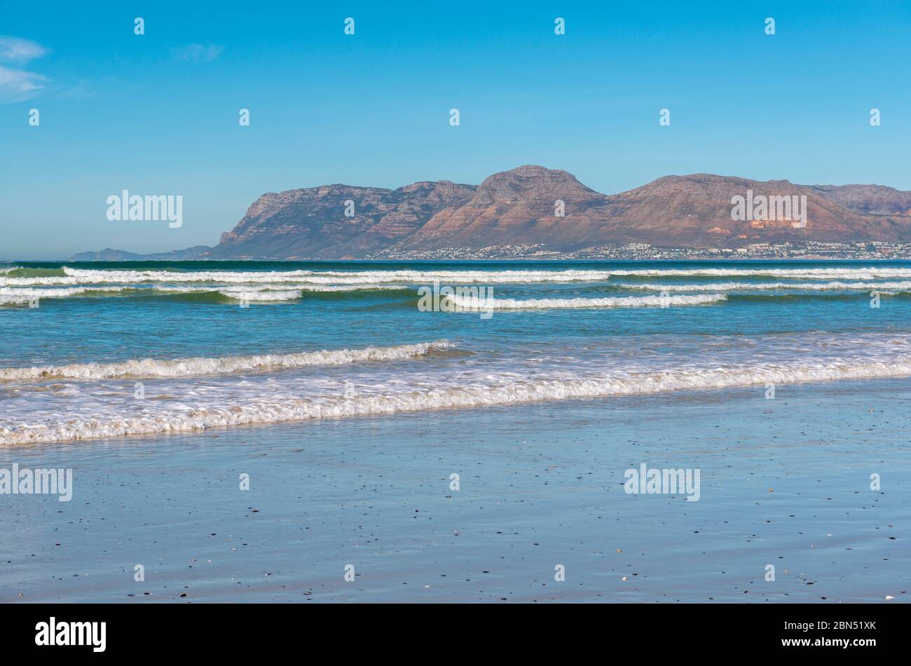 Landschaft von Surfern Paradies Muizenberg Strand ohne Menschen, Kapstadt, Südafrika. Stockfoto