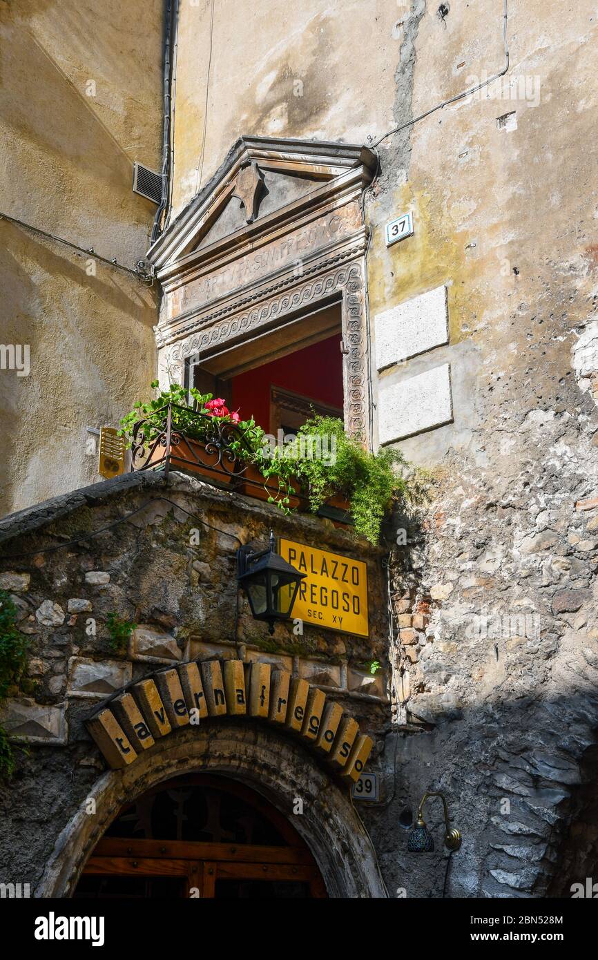 Außen- und Eingangstür des Palazzo Fregoso, eines mittelalterlichen Palastes im historischen Zentrum der Altstadt von Garda, Verona, Venetien, Italien Stockfoto