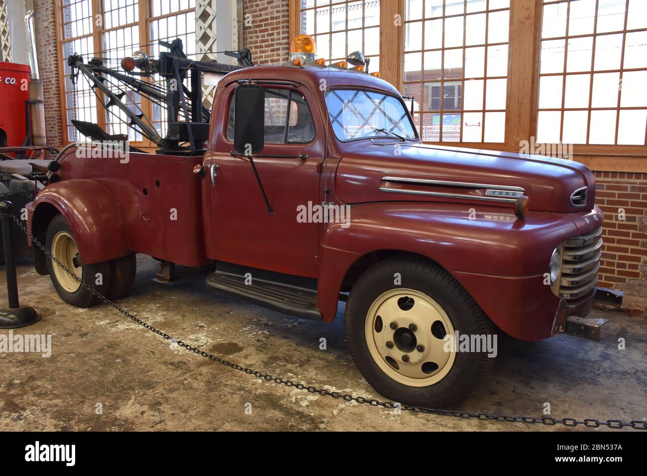 Ein antiker Ford Wrecker Truck. Stockfoto