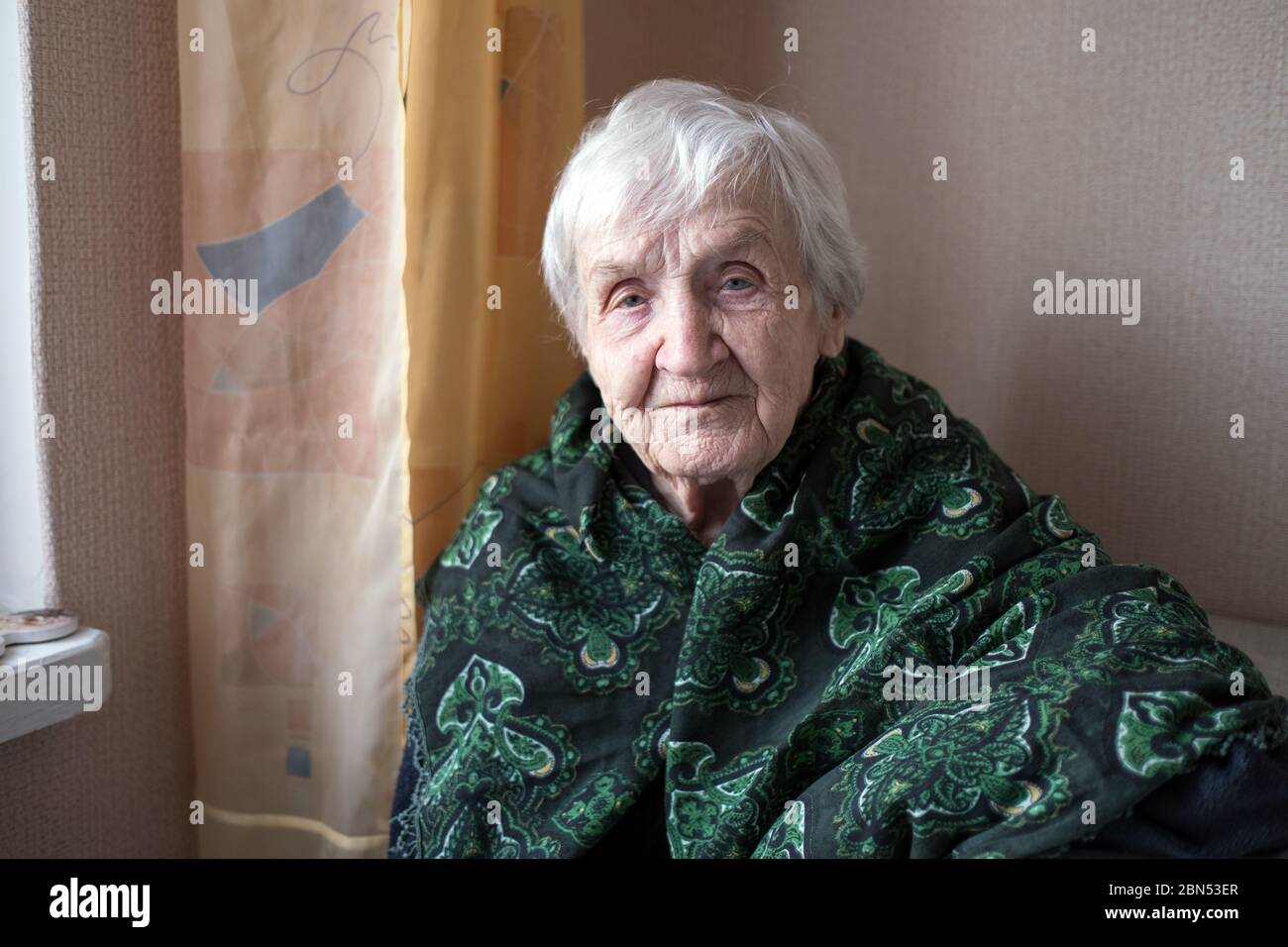 Alte frau sieht aus -Fotos und -Bildmaterial in hoher Auflösung – Alamy