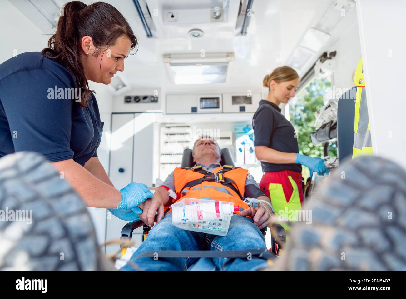 Warum Fährt Der Notarzt Hinter Dem Krankenwagen Sprechender krankenwagen -Fotos und -Bildmaterial in hoher Auflösung