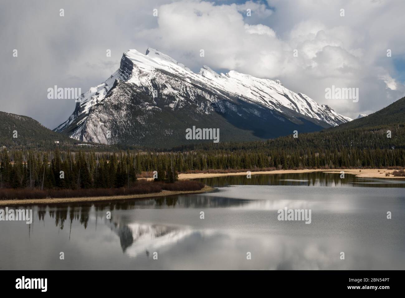 Ein Blick auf den Mount Rundle, der sich in den Vermillion Lakes im Vordergrund des Banff National Park in Alberta, Kanada, spiegelt Stockfoto