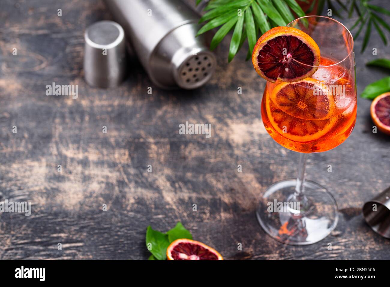 Aperol Spritz Cocktail mit Blutorange Stockfoto