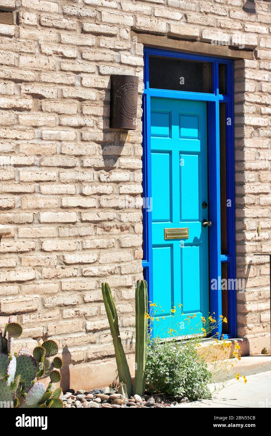 Tucson, Arizona, USA 12. Apr.2010 die blau und blaugrün bemalte Eingangstür eines restaurierten Hauses im historischen Tucson Barrio Distrikt von Arizona. Stockfoto