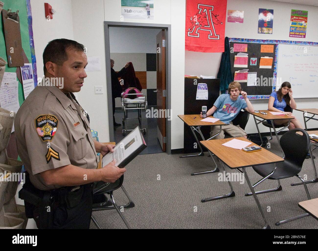 Austin Texas, USA, März 8 2012: Schüler der Oberstufe nehmen am „Shalpered Dreams“-Programm Teil, das Jugendliche über die Gefahren beim Trinken und Autofahren aufklären soll. Das Programm beinhaltet einen Besuch des Sensenmanns Grim, der vor der Tür des Klassenzimmers mit einem Klassenkameraden wartet, der in einem simulierten alkoholbedingten Autounfall „gestorben“ ist. Der Sheriff verkündet den "Tod" der Schülerin ihren Klassenkameraden. ©Bob Daemmrich Stockfoto