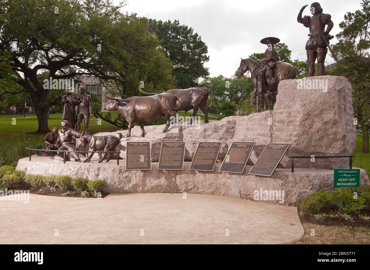 Austin Texas, USA, März 2012: Das neu enthüllte Tejano Monument auf dem Gelände des Texas Capitol. Das Granit- und Bronzemuster des Laredo-Künstlers Armando Hinojosa wiegt 250 Tonnen und ist ein Tribun für frühe spanische und mexikanische Entdecker und Siedler, die sich ihren Weg in die Gegend machten, die heute Texas ist. ©Marjorie Kamys Cotera/Daemmrich Photography Stockfoto