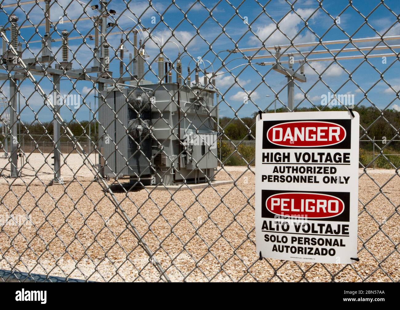 Austin, Texas, USA, Juni 2012: Zweisprachiges „Hochspannung“-Schild am Zaun bei einem Webberville Solarprojekt in der Nähe von Austin. ©Marjorie Kamys Cotera/Daemmrich Photography Stockfoto