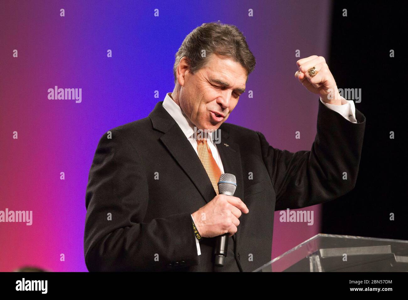 Greenville South Carolina, USA, Januar 17 2012: Der texanische Gouverneur Rick Perry betet am Dienstagabend bei The Response, einem evangelischen Gebet im TD Convention Center, während er sein langjähriges Gebot für die Präsidentschaftsnominierung der Republikaner fortsetzt. Perry, der im August eine ähnliche Veranstaltung in Houston veranstaltete, sieht South Carolina als ein absolutes muss in seinem Gebot für die Nominierung ©Bob Daemmrich Stockfoto