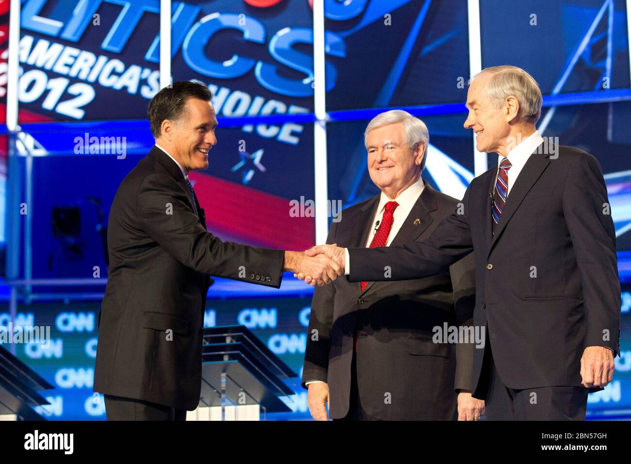 North Charleston, South Carolina, USA, Januar 19 2012: Mitt Romney, Left, schüttelt Ron Paul, Right, die Hand, während Newt Gingrich zusieht, wie die verbleibenden Kandidaten für die republikanische Präsidentschaftsnominierung in einer Debatte erscheinen, die im Fernsehen über CNN übertragen wird. ©Bob Daemmrich Stockfoto