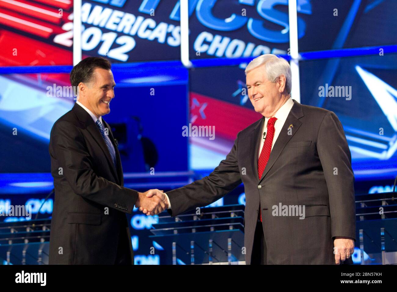 North Charleston South Caroline USA, Januar 19 2012: Mitt Romney, Left, schüttelt Newt Gingrich die Hand, während die verbleibenden Kandidaten für die republikanische Präsidentschaftsnominierung gemeinsam in einer Debatte im Fernsehen über CNN erscheinen. © Bob Daemmrich Stockfoto