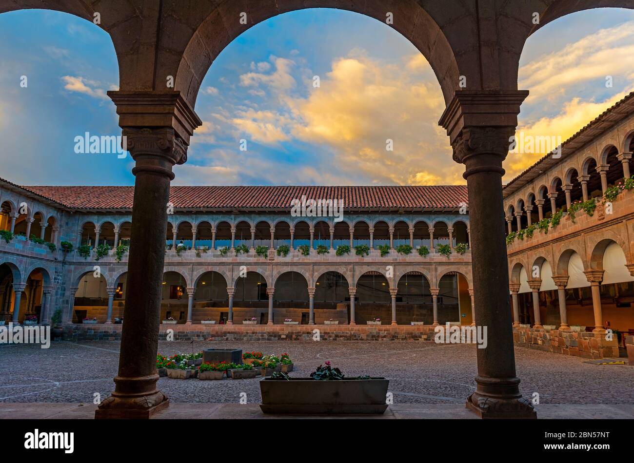 Außenterrasse des Qorikancha Sun Temple und Santo Domingo Kloster mit Inka Mauern und Mauerwerk bei Sonnenuntergang, Cusco, Peru. Stockfoto