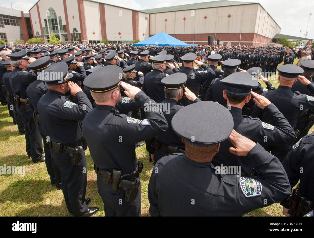 Austin, Texas, USA, 12. April 2012: Hunderte uniformierter Polizisten salutieren, während sie auf der Beerdigung des ermordeten Polizisten Jaime Padron, der in Ausübung ihres Dienstes getötet wurde, Tribun bezahlten. ©Marjorie Kamys Cotera/Daemmrich Photography Stockfoto