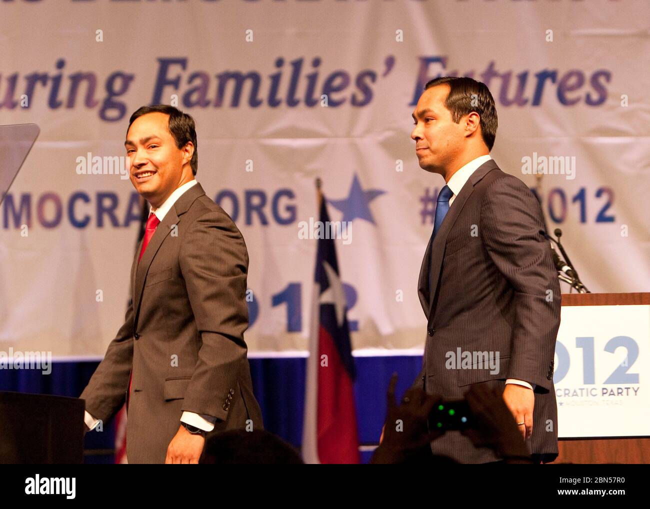 Houston, Texas, USA, Juni 9 2012: Twin Brothers State Rep. Joaquin Castro (links, rote Krawatte) und San Antonio Mayor Julian Castro (rechts, blaue Krawatte) treten gemeinsam auf der Texas State Democratic Convention auf. ©Marjorie Kamys Cotera/Daemmrich Photography Stockfoto