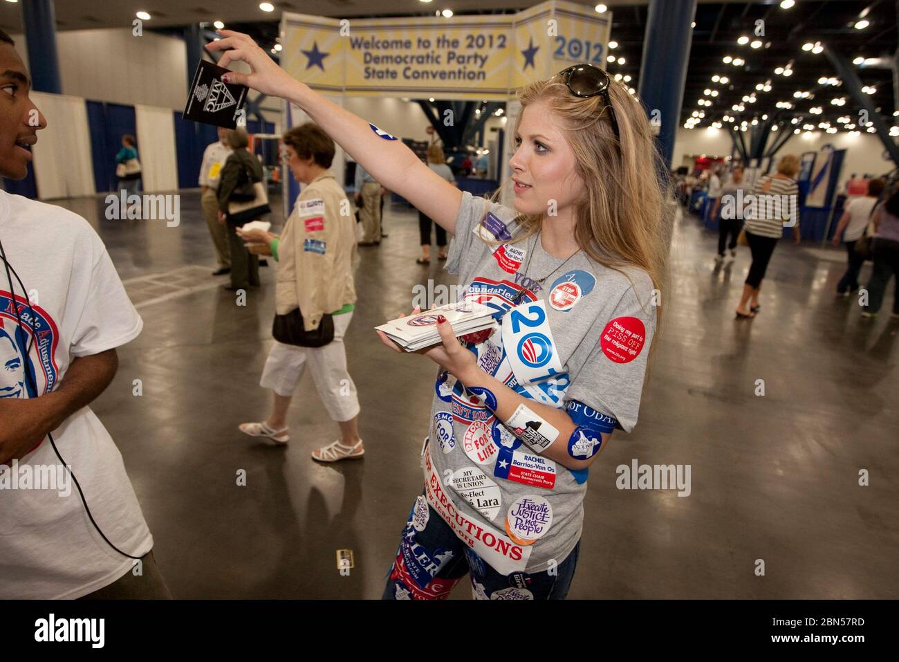 Houston, Texas, USA, 9. Juni 2012: Young Woman Hawks Democratic Political Paraphernalia zum Verkauf auf der Messe der Texas State Democratic Convention ©Marjorie Kamys Cotera/Daemmrich Photography Stockfoto