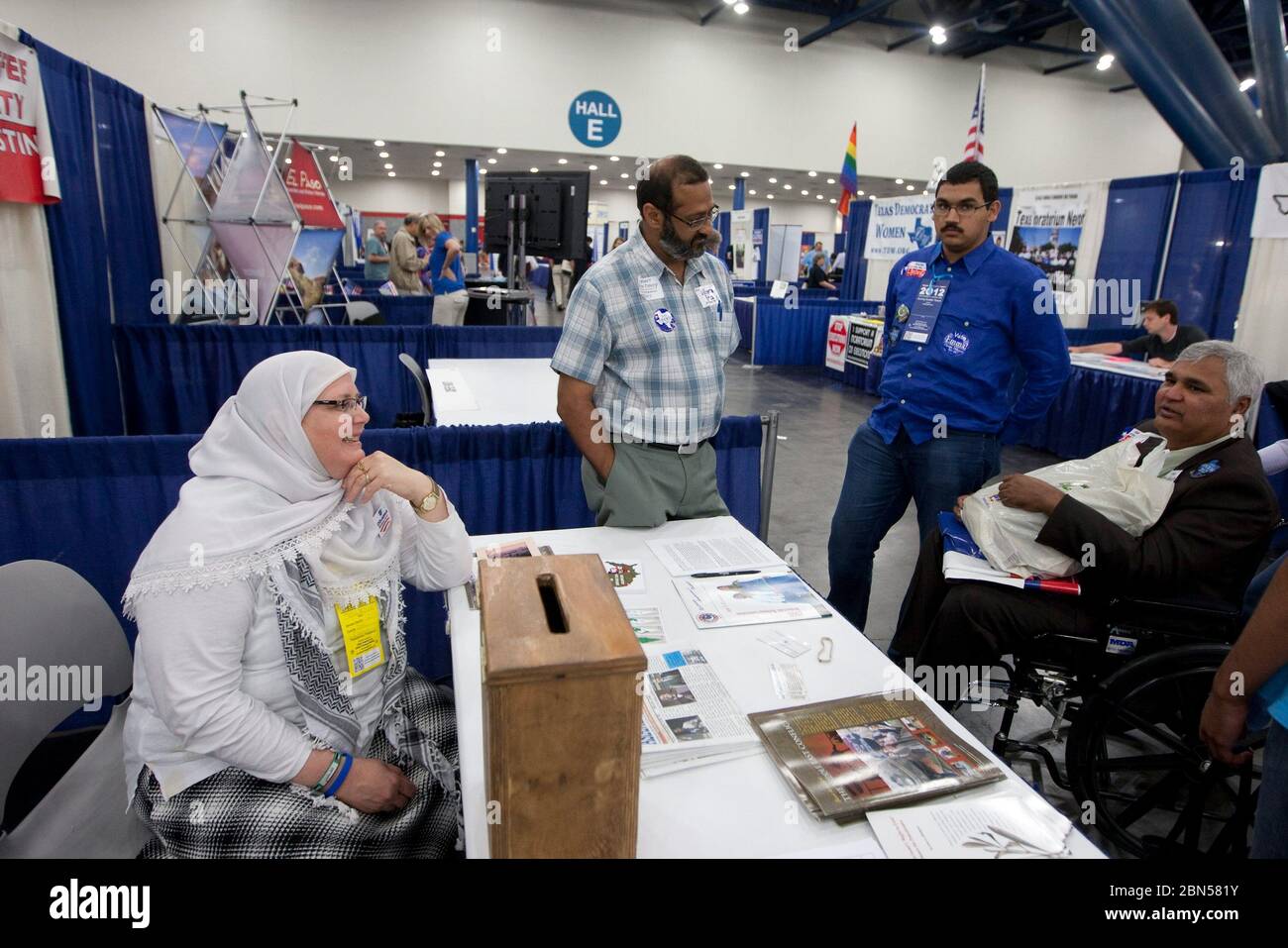 Houston, Texas, USA, 9. Juni 2012: Frau mit Kopftuch mans an einem Stand auf der Messe der Texas State Democratic Convention. ©Marjorie Kamys Cotera/Daemmrich Photography Stockfoto