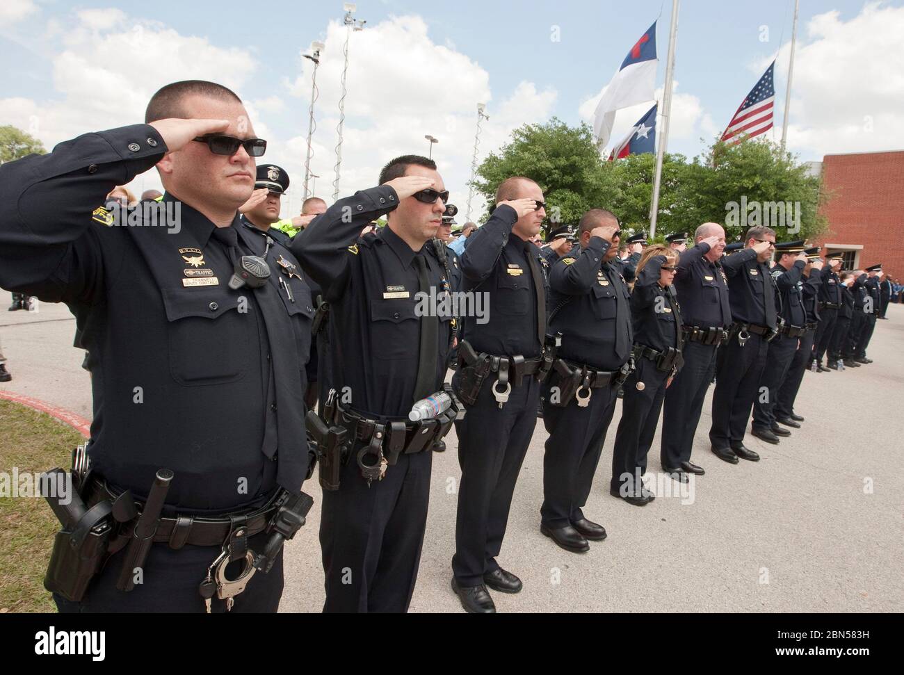 Austin, Texas, USA, 12. April 2012: Uniformierte Polizisten salutieren, während sie Tribun auf der Beerdigung des ermordeten Polizisten Jaime Padron bezahlten, der in Ausübung ihres Dienstes getötet wurde. ©Marjorie Kamys Cotera/Daemmrich Photography Stockfoto