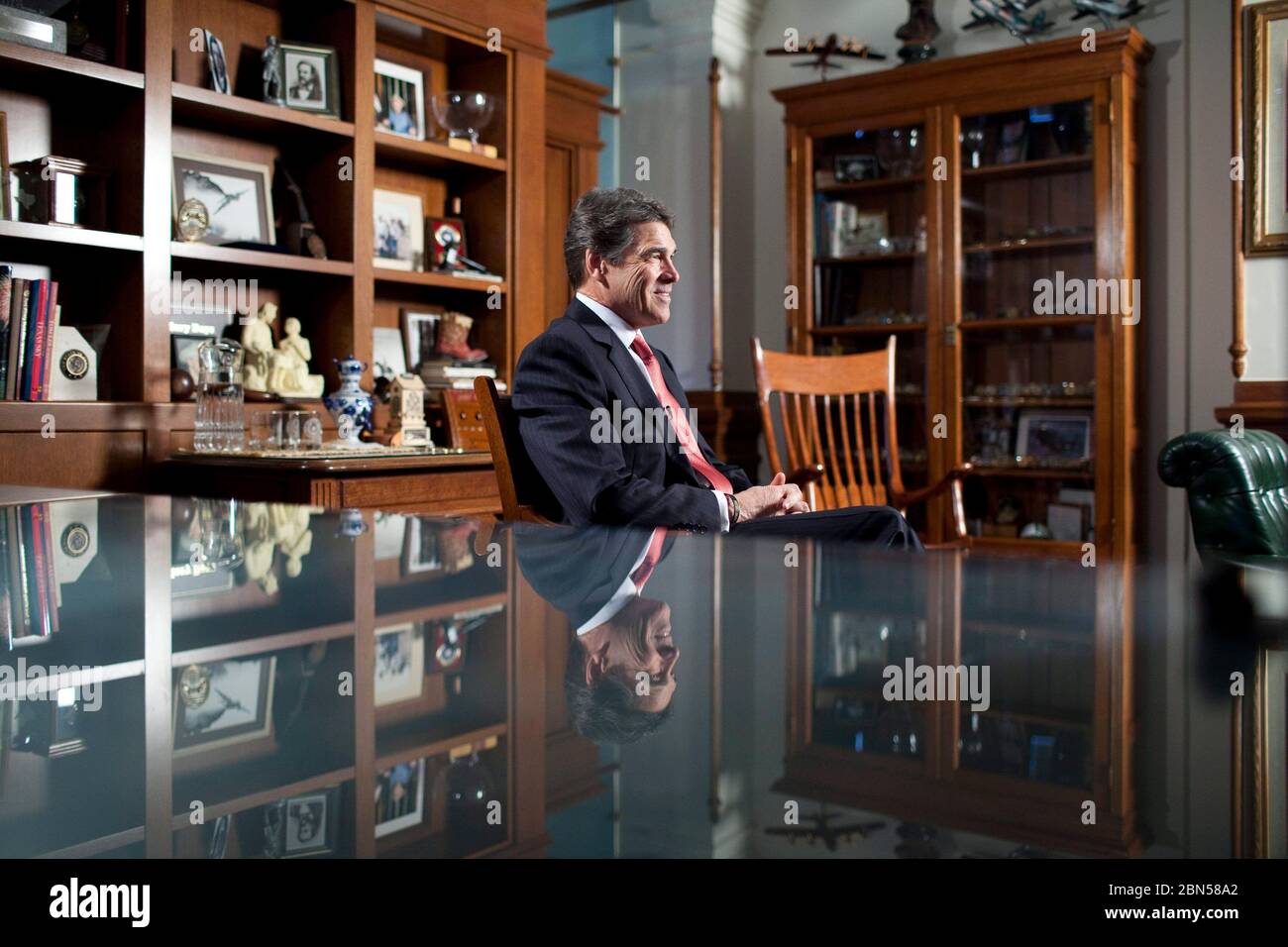 Austin Texas USA, 21. Februar 2012: Texas Gov. Rick Perry sitzt in seinem Capitol-Büro für sein erstes erweitertes Interview, seit er ein Angebot für die republikanische Präsidentschaftsnominierung abgegeben hat. Er sagte, er würde sich 2014 definitiv für die Wiederwahl zum Gouverneur von Texas bewerben und möglicherweise noch einen Stich beim Präsidentschaftswettkampf von 2016 nehmen. Von seinem berüchtigten „Hoppla“ sagte er: „Offensichtlich ist es Ihnen peinlich... aus meiner Sicht wäre es mir lieber, wenn es nicht passiert wäre.“ ©Bob Daemmrich Stockfoto
