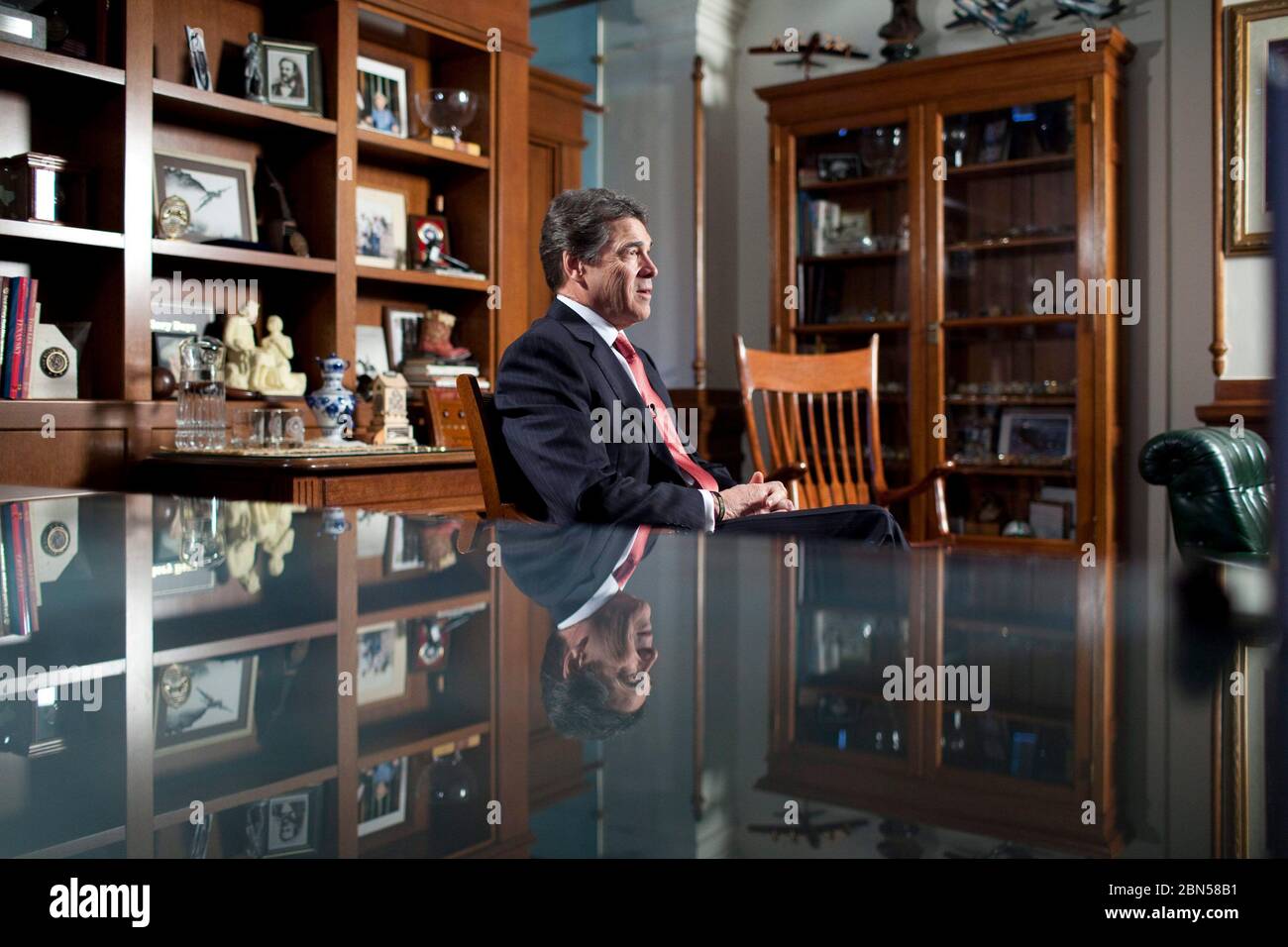 Austin Texas USA, 21. Februar 2012: Texas Gov. Rick Perry sitzt in seinem Capitol-Büro für sein erstes erweitertes Interview, seit er ein Angebot für die republikanische Präsidentschaftsnominierung abgegeben hat. Er sagte, er würde sich 2014 definitiv für die Wiederwahl zum Gouverneur von Texas bewerben und möglicherweise noch einen Stich beim Präsidentschaftswettkampf von 2016 nehmen. Von seinem berüchtigten „Hoppla“ sagte er: „Offensichtlich ist es Ihnen peinlich... aus meiner Sicht wäre es mir lieber, wenn es nicht passiert wäre.“ ©Bob Daemmrich Stockfoto