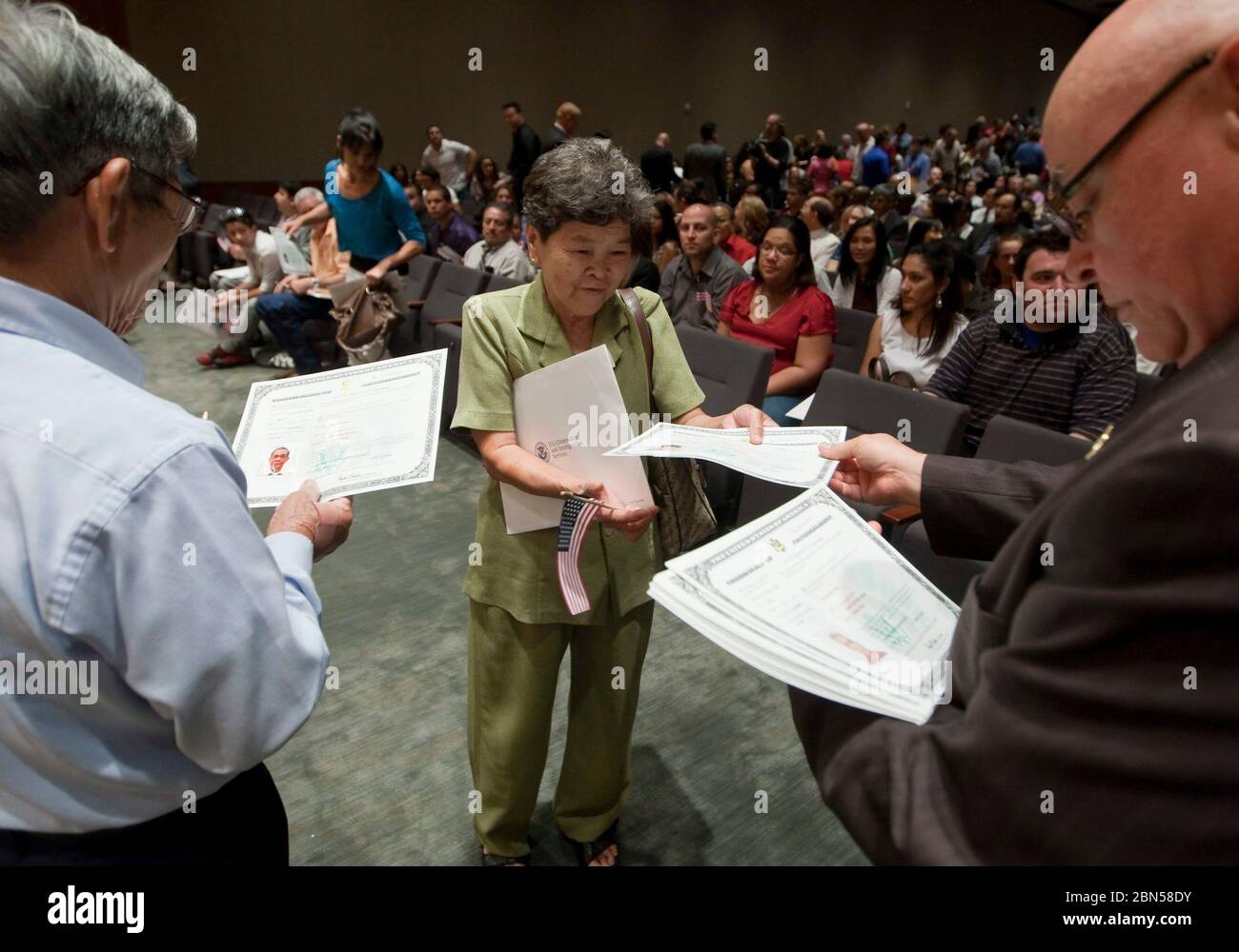 Austin Texas USA, April 23 2012: Neue amerikanische Bürger erhalten Zertifikate während einer Einbürgerungszeremonie. ©Marjorie Kamys Cotera/Daemmrich Photography Stockfoto