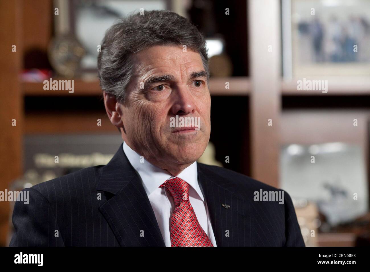 Austin Texas USA, 21. Februar 2012: Texas Gov. Rick Perry sitzt in seinem Capitol-Büro für sein erstes erweitertes Interview, seit er ein Angebot für die republikanische Präsidentschaftsnominierung abgegeben hat. Er sagte, er würde sich 2014 definitiv für die Wiederwahl zum Gouverneur von Texas bewerben und möglicherweise noch einen Stich beim Präsidentschaftswettkampf von 2016 nehmen. Von seinem berüchtigten „Hoppla“ sagte er: „Offensichtlich ist es Ihnen peinlich... aus meiner Sicht wäre es mir lieber, wenn es nicht passiert wäre.“ ©Bob Daemmrich Stockfoto