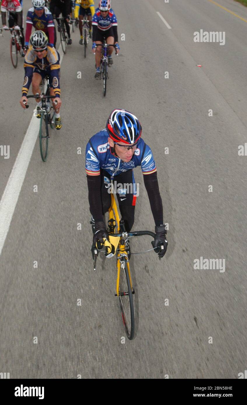 Austin, Texas, USA, 26. Oktober 2003: Der fünfmalige Gewinner der Tour de France, Lance Armstrong, führt ein Päckchen Elitetreiber auf einer 40 km langen Wanderung während der Ride for the Roses zugunsten der Krebsforschung der Lance Armstrong Foundation an. Tausende von Reitern aus den USA fuhren mit Armstrong während dreitägiger Veranstaltungen. ©Bob Daemmrich Stockfoto