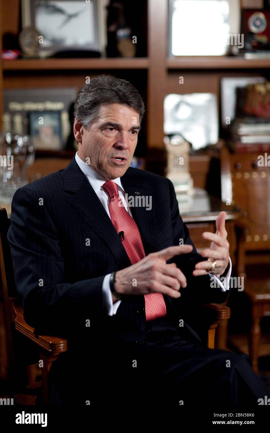 Austin Texas USA, 21. Februar 2012: Texas Gov. Rick Perry sitzt in seinem Capitol-Büro für sein erstes erweitertes Interview, seit er ein Angebot für die republikanische Präsidentschaftsnominierung abgegeben hat. Er sagte, er würde sich 2014 definitiv für die Wiederwahl zum Gouverneur von Texas bewerben und möglicherweise noch einen Stich beim Präsidentschaftswettkampf von 2016 nehmen. Von seinem berüchtigten „Hoppla“ sagte er: „Offensichtlich ist es Ihnen peinlich... aus meiner Sicht wäre es mir lieber, wenn es nicht passiert wäre.“ ©Bob Daemmrich Stockfoto