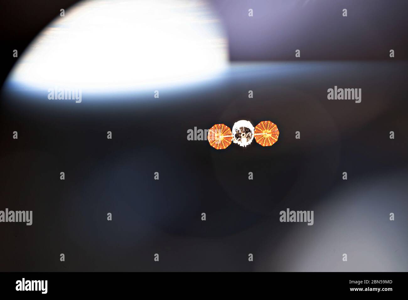 Internationale Raumstation, Earth Orbit. Mai 2020. Internationale Raumstation, ERDUMLAUFBAHN. 11 Mai 2020. Die Northrop Grumman Cygnus Raumsonde mit den ausgeprägten Becken geformten UltraFlex Solararrays schwebt weg, nachdem die CanadaArm2 ihren 83-tägigen Aufenthalt auf der Internationalen Raumstation am 11. Mai 2020 in Earth Orbit beendet hat. Quelle: NASA/NASA/Alamy Live News Stockfoto