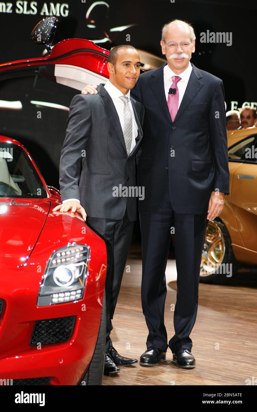 Frankfurt, Deutschland. September 2009. Frankfurt, 15. September 2009: IAA Automobilsalon mit Mercedes SLS AMG und F1-Weltmeister Lewis Hamilton mit Mercedes-CEO Dr. Dieter Zetsche. Kredit: dpa/Alamy Live News Stockfoto