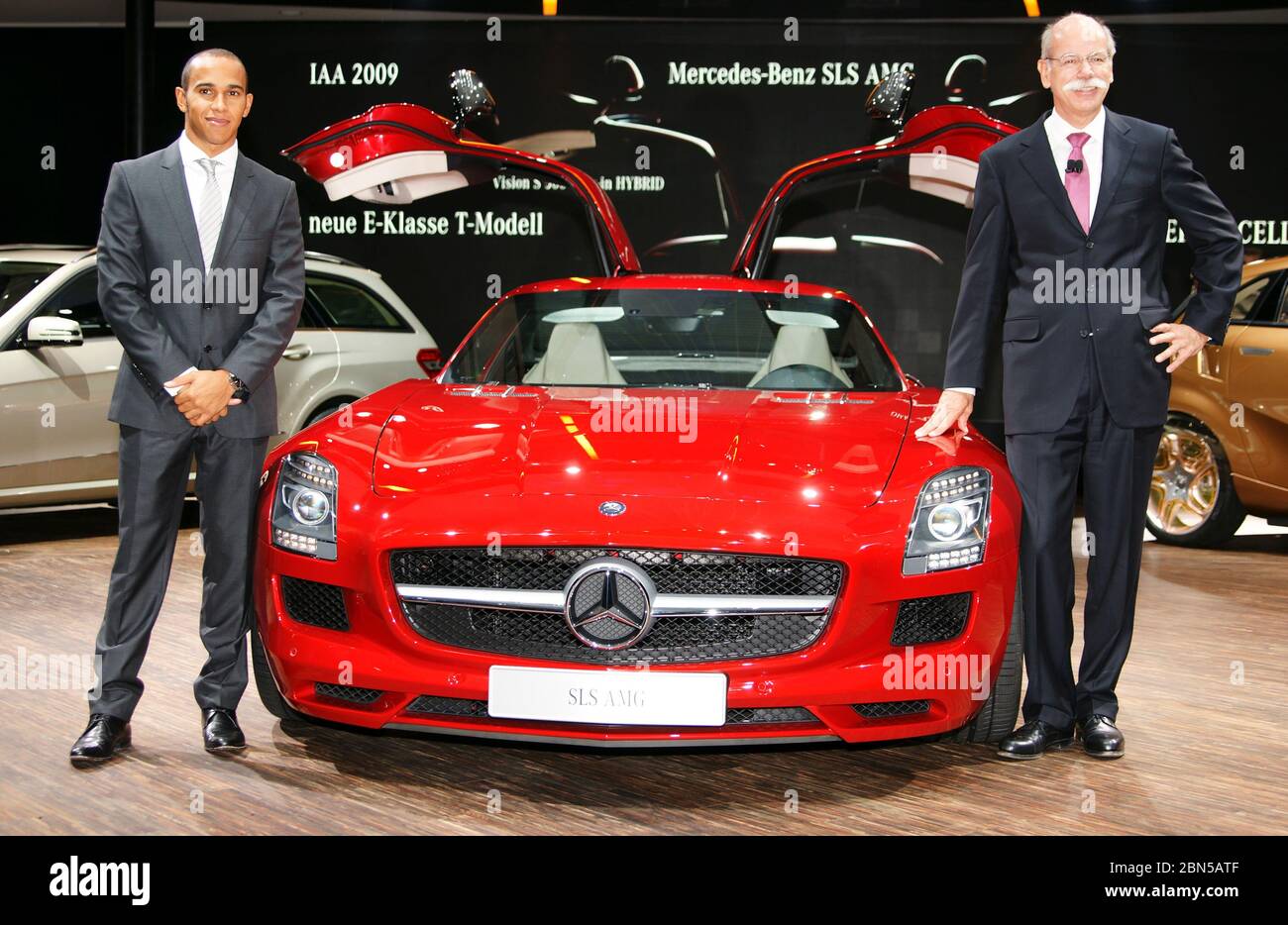 Frankfurt, Deutschland. September 2009. Frankfurt, 15. September 2009: IAA Automobilsalon mit Mercedes SLS AMG und F1-Weltmeister Lewis Hamilton mit Mercedes-CEO Dr. Dieter Zetsche. Kredit: dpa/Alamy Live News Stockfoto