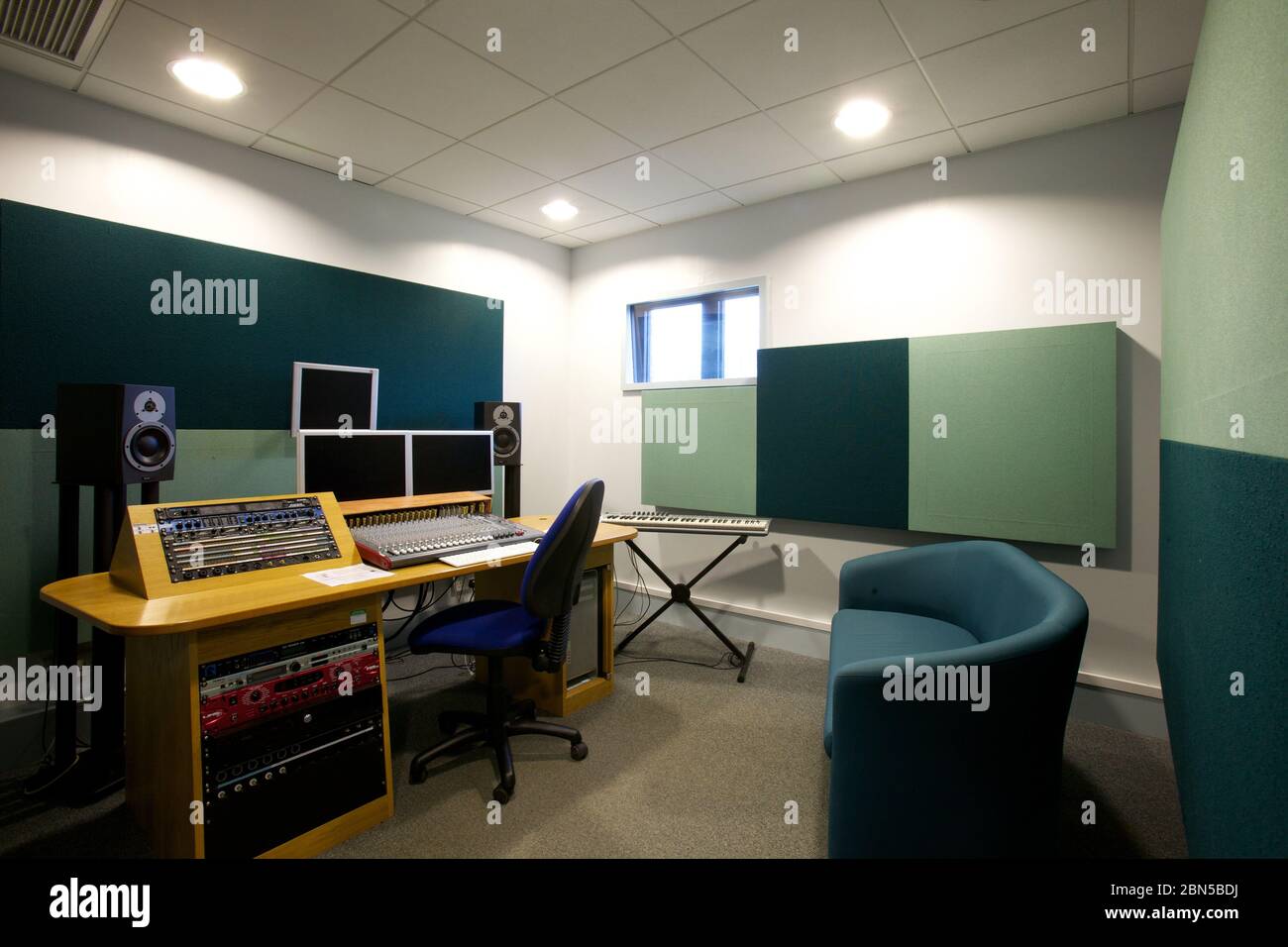 Tonstudio mit Lautsprechern, Monitoren, einer Tontafel und Schalldämpfern an den Wänden, Stockfoto