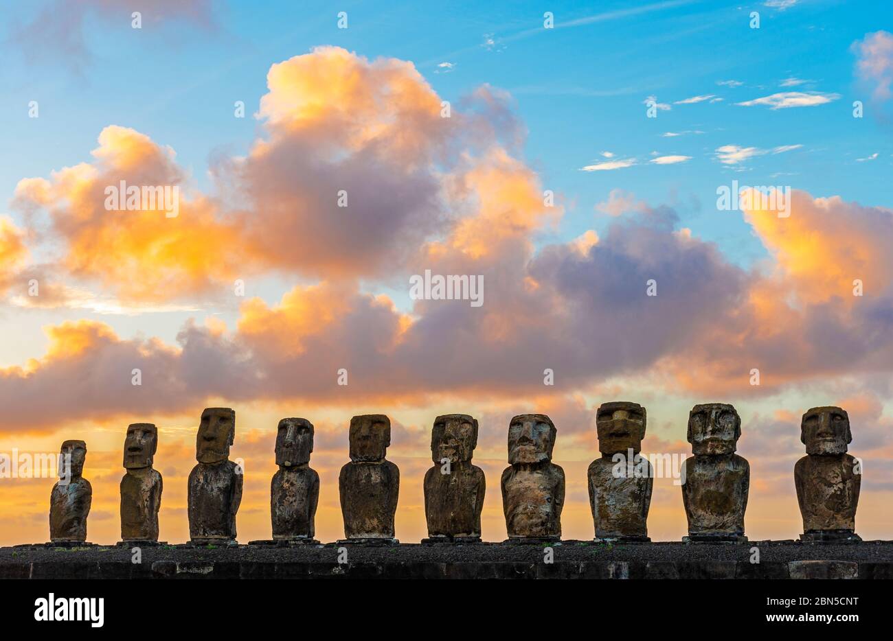 Die Moai-Statuen von Ahu Tongariki bei Sonnenaufgang, Osterinsel (Rapa Nui), Chile. Stockfoto