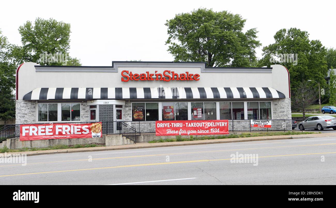 Overland, Usa. Mai 2020. Das Restaurant Steak N' Shake in Overland, Missouri, ist weiterhin am Dienstag, den 12. Mai 2020, geöffnet. Steak N. Shake hat angekündigt, dass es 57 Restaurants dauerhaft schließen wird, nachdem der Nettoumsatz weiter sinkt. Das Unternehmen machte Verluste auf die Schließung von Esszimmern wegen der Pandemie zurückzuführen. Foto von Bill Greenblatt/UPI Quelle: UPI/Alamy Live News Stockfoto