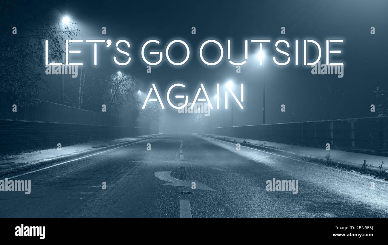 Eine Nachtszene von einer leeren Straße und Straßenlaternen. Mit dem Wort Let's go outside again glühend oben Stockfoto