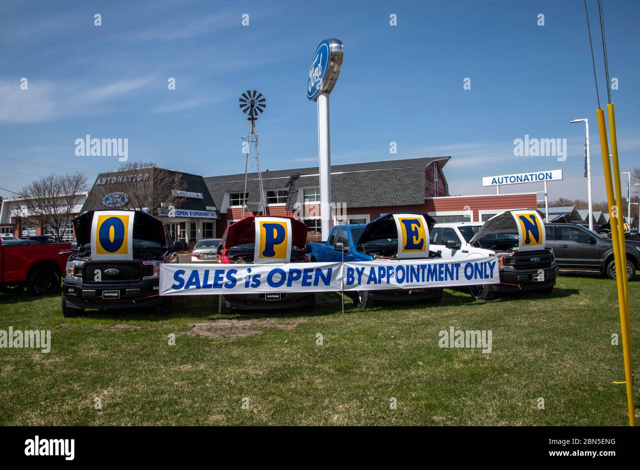 White Bear Lake, Minnesota. Ein Autohaus bietet nach der Pandemie des Coronavirus nur einen Autoverkauf an, der seinen Showroom geschlossen hat. Stockfoto