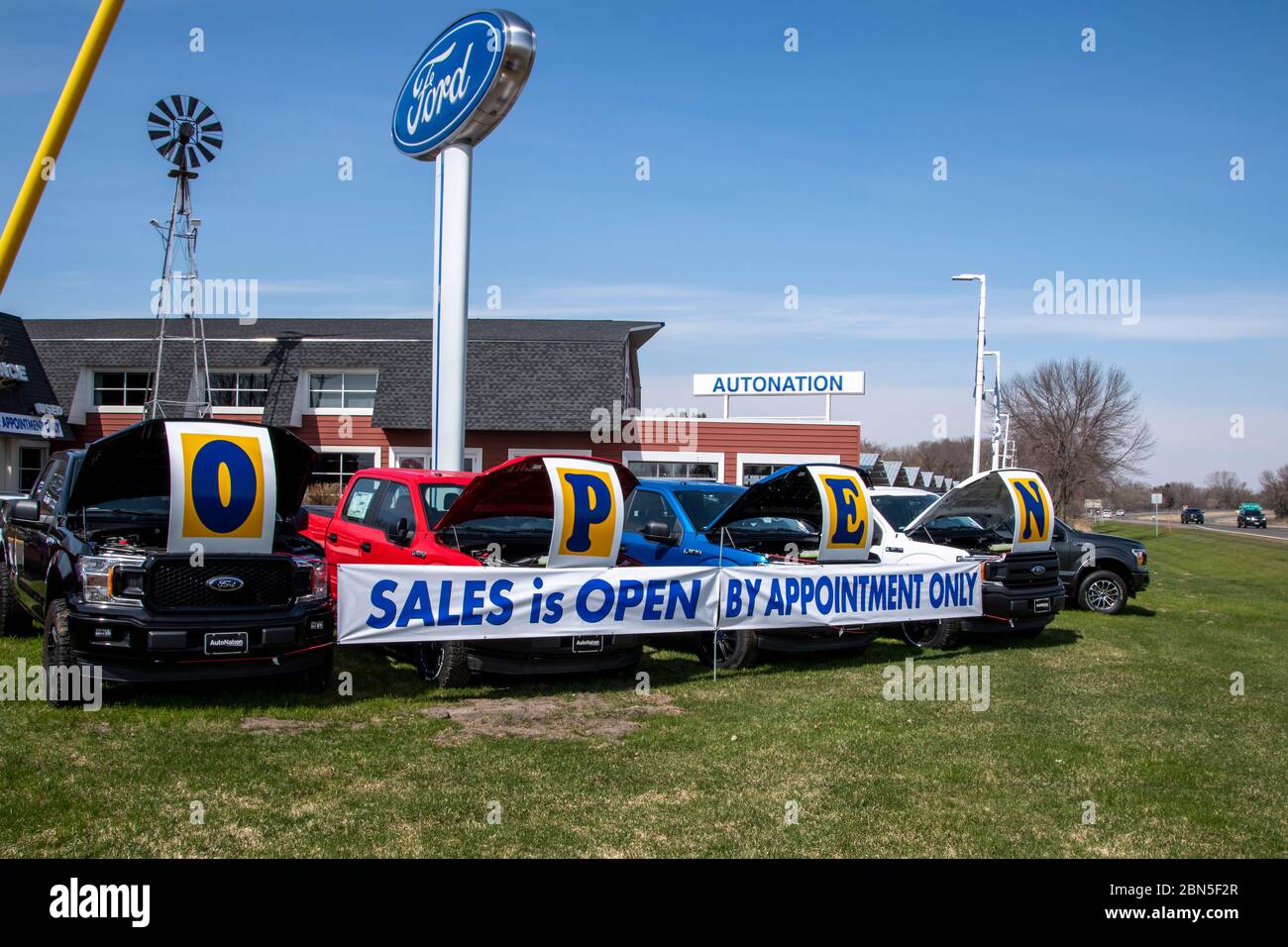 White Bear Lake, Minnesota. Ein Autohaus bietet nach der Pandemie des Coronavirus nur einen Autoverkauf an, der seinen Showroom geschlossen hat. Stockfoto