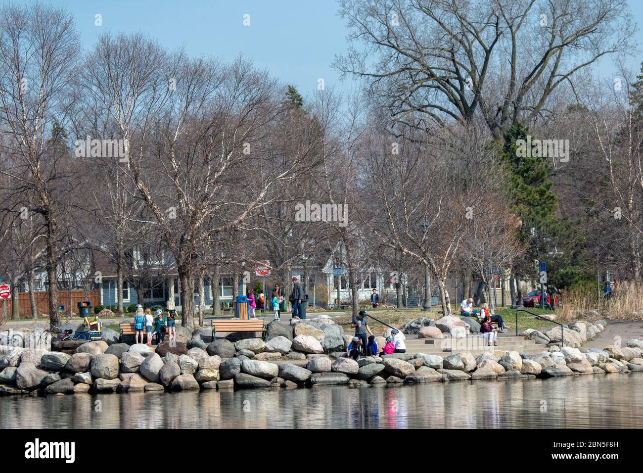 St. Paul Como Park. Familiengruppen üben soziale Distanz während sie einen Tag im Park genießen. Stockfoto
