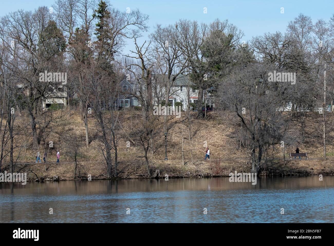 St. Paul Como Park. Menschen, die auf einem Pfad durch den Park gehen, üben soziale Distanzierung. Stockfoto