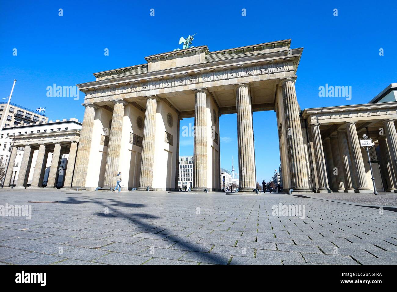 Das Brandenburger Tor in Berlin, in der Regel ein wichtiger Wahrzeichen und touristischer Hotspot, ist während der Sperrung von Coronavirus in Deutschland meist menschenleer. Stockfoto