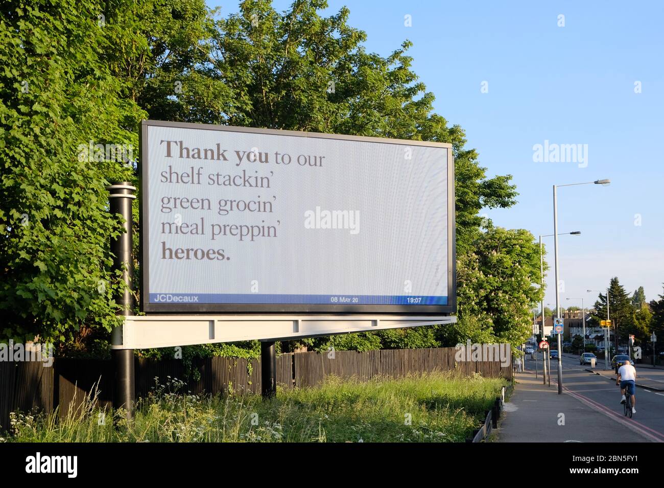 Digitale Kampagne „Grateful Britain“ am Straßenrand, die einer Vielzahl von Schlüsselarbeitern durch Reime während der Covid-19-Pandemie in Großbritannien dankt. Stockfoto