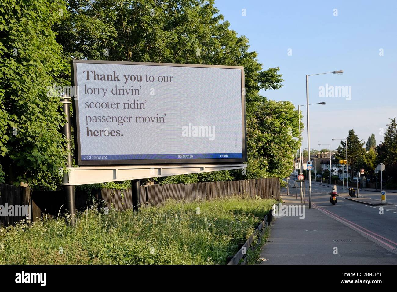 Digitale Kampagne „Grateful Britain“ am Straßenrand, die einer Vielzahl von Schlüsselarbeitern durch Reime während der Covid-19-Pandemie in Großbritannien dankt. Stockfoto