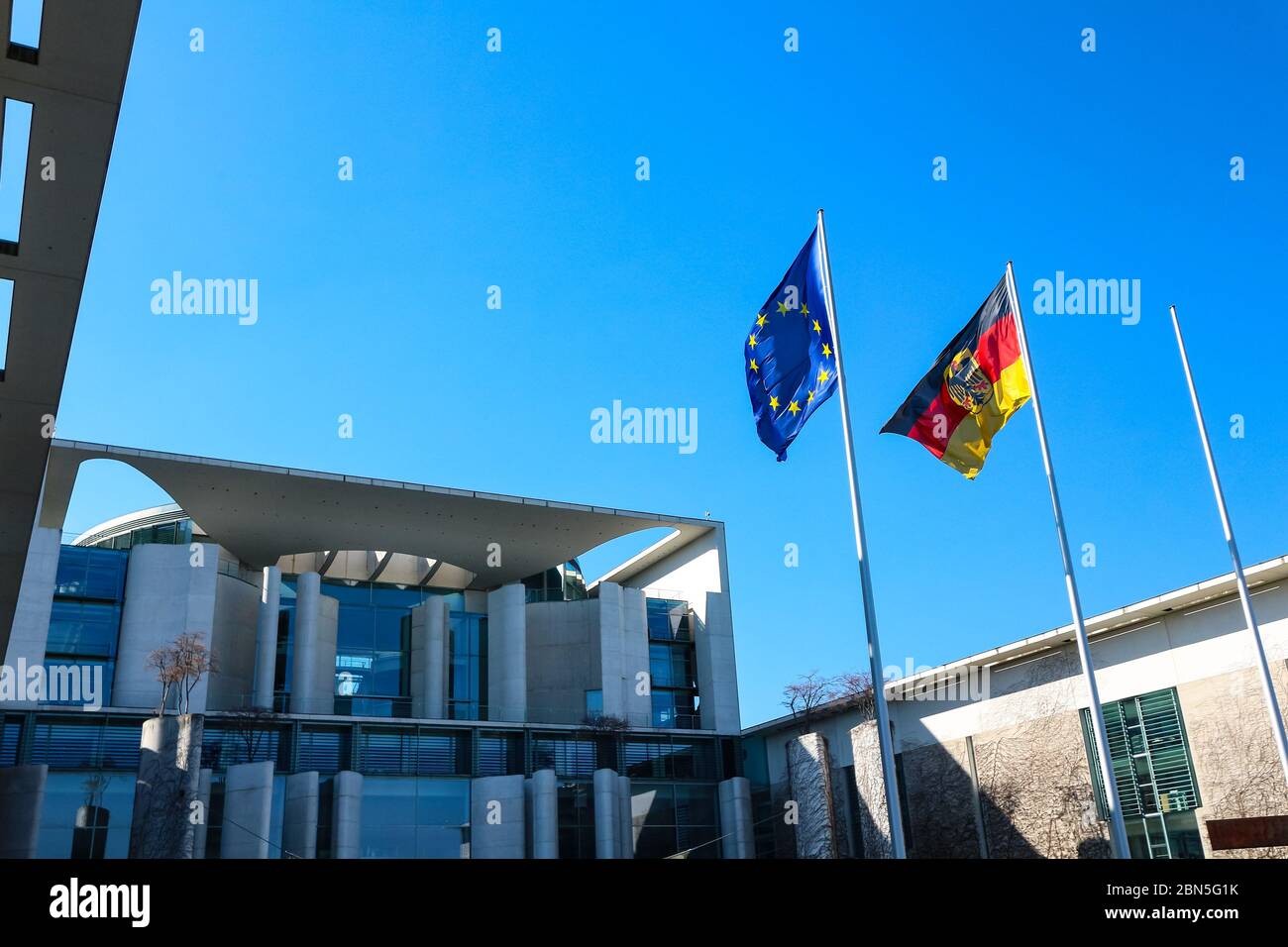 Das Bundeskanzleramt, Sitz und Exekutivbüro der Bundeskanzlerin, mit wehenden Flaggen Deutschlands und der EU. Stockfoto