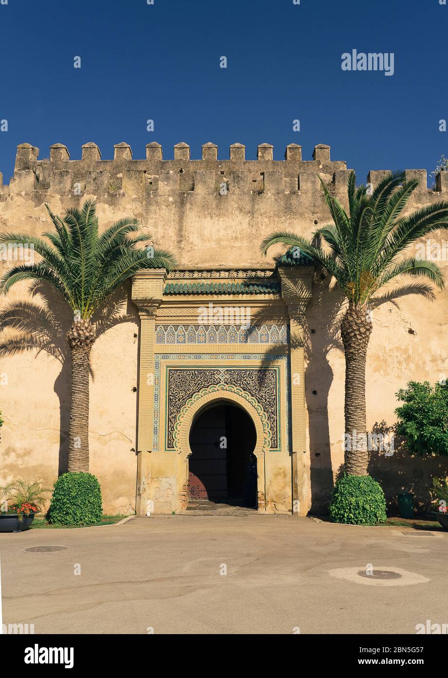 Tür in der Wand des königlichen Palastes, Meknes, Marokko, Afrika Stockfoto