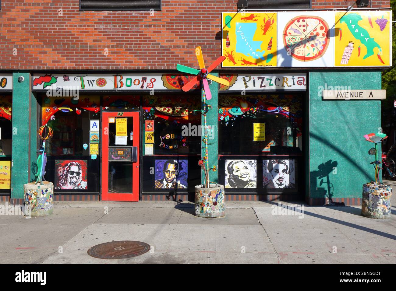 Two Boots, 42 Avenue A, New York, NYC Foto von einer Pizzeria im East Village-Viertel von Manhattan. Stockfoto