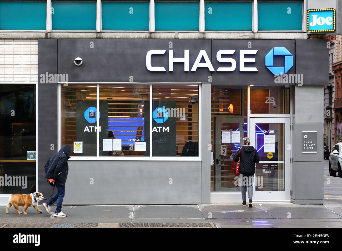 Chase Bank (JPMorgan Chase Bank), 29 Union Square West, New York, NYC Schaufensterfoto einer Bankfiliale am Union Square. Stockfoto