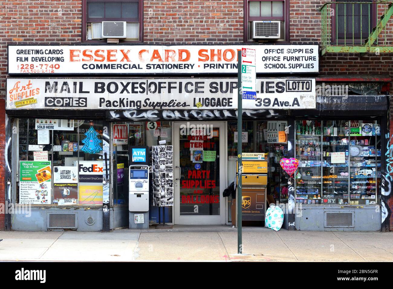 [Historisches Schaufenster] Essex Card Shop, 39 Avenue A, New York, NYC Schaufensterfoto eines stationären Geschäftes in Manhattans East Village Nachbarschaft. Stockfoto