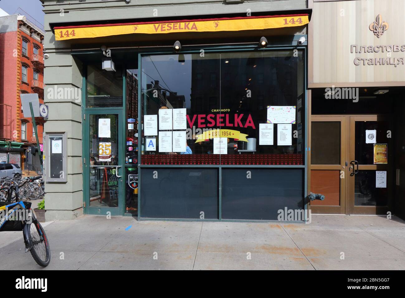 Beschilderung im Fenster einer wiedereröffneten Veselka im New Yorker East Village, nachdem sie vorübergehend wegen des Coronavirus für die Sicherheit ihrer Arbeiter geschlossen wurde Stockfoto
