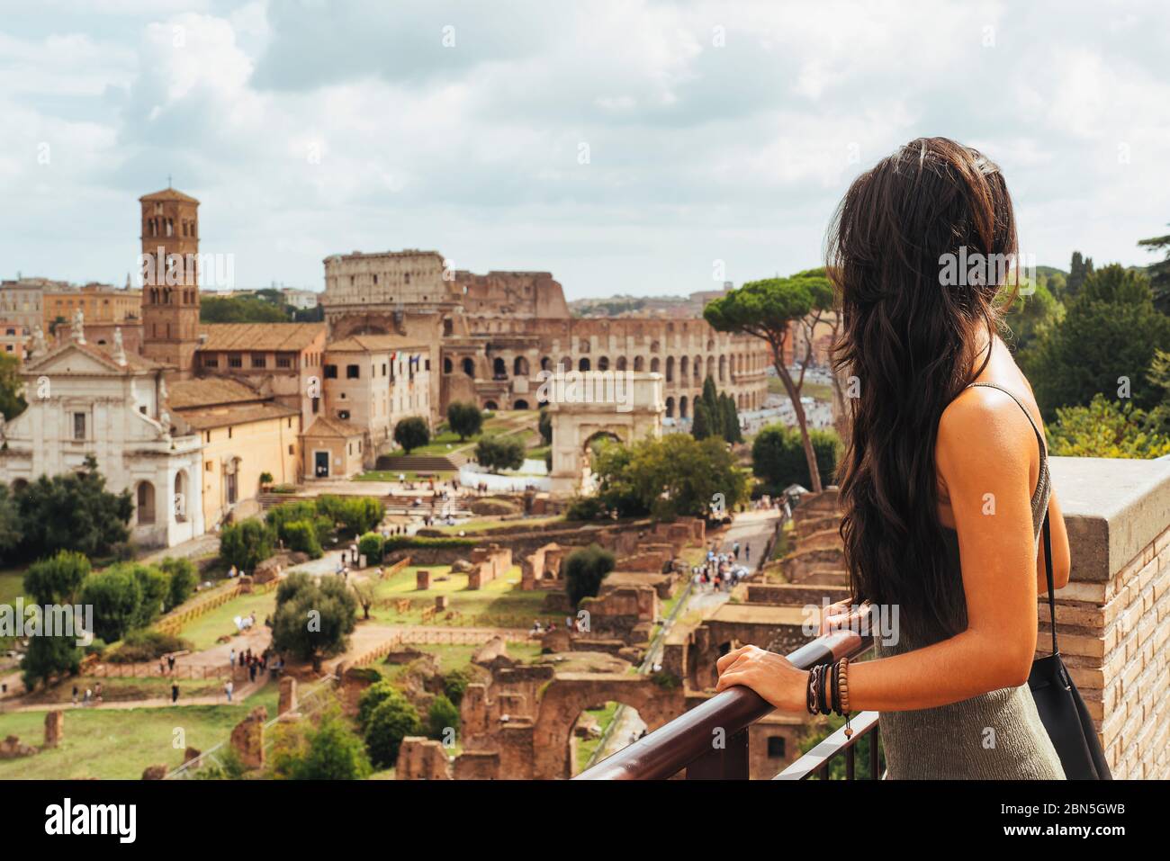 Junge Frau auf der Suche forum roman von Palatino Mount Stockfoto
