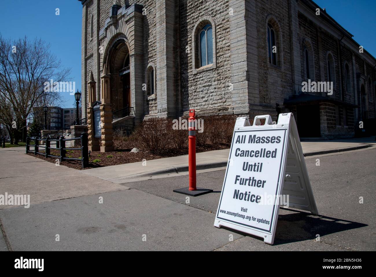 St. Paul Wegen der Coronavirus-Pandemie postet die Kirche Mariä Himmelfahrt ein Schild, das besagt, dass alle Messen bis auf weiteres abgesagt werden. Stockfoto